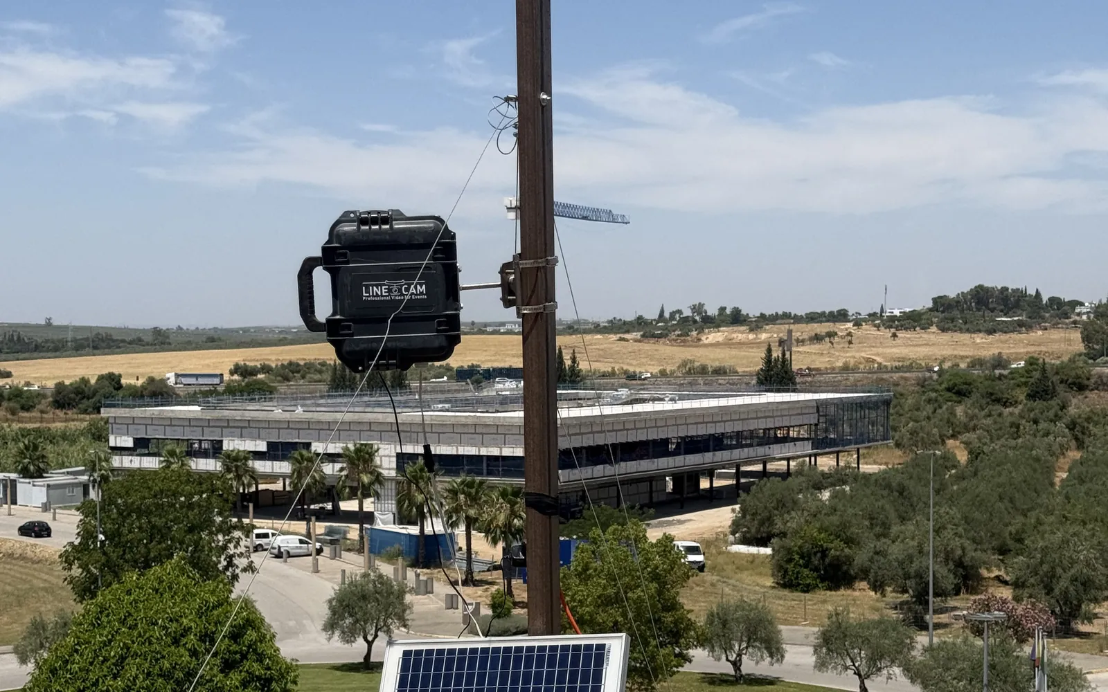 Cámara timelapse con panel solar orientada a la obra