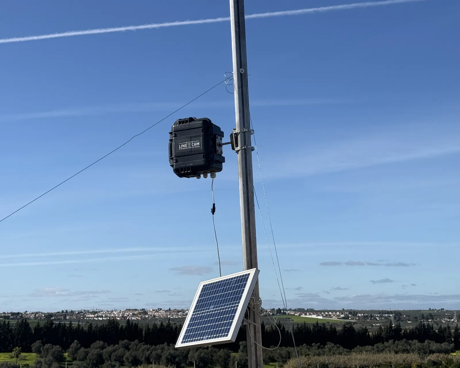 Cámara timelapse con panel solar en una azotea