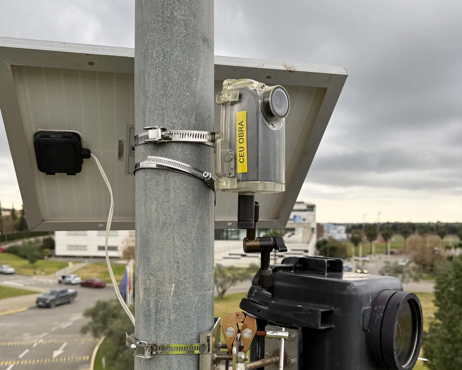 Dos cámaras con panel solar instaladas en el mismo poste