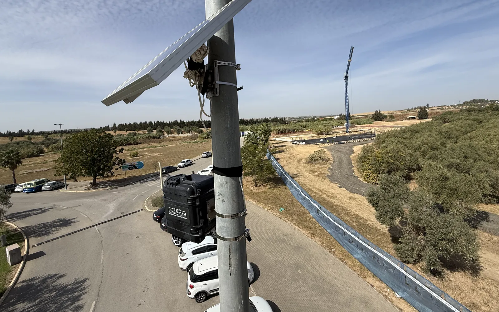 Cámara timelapse en un báculo con vista a la parcela