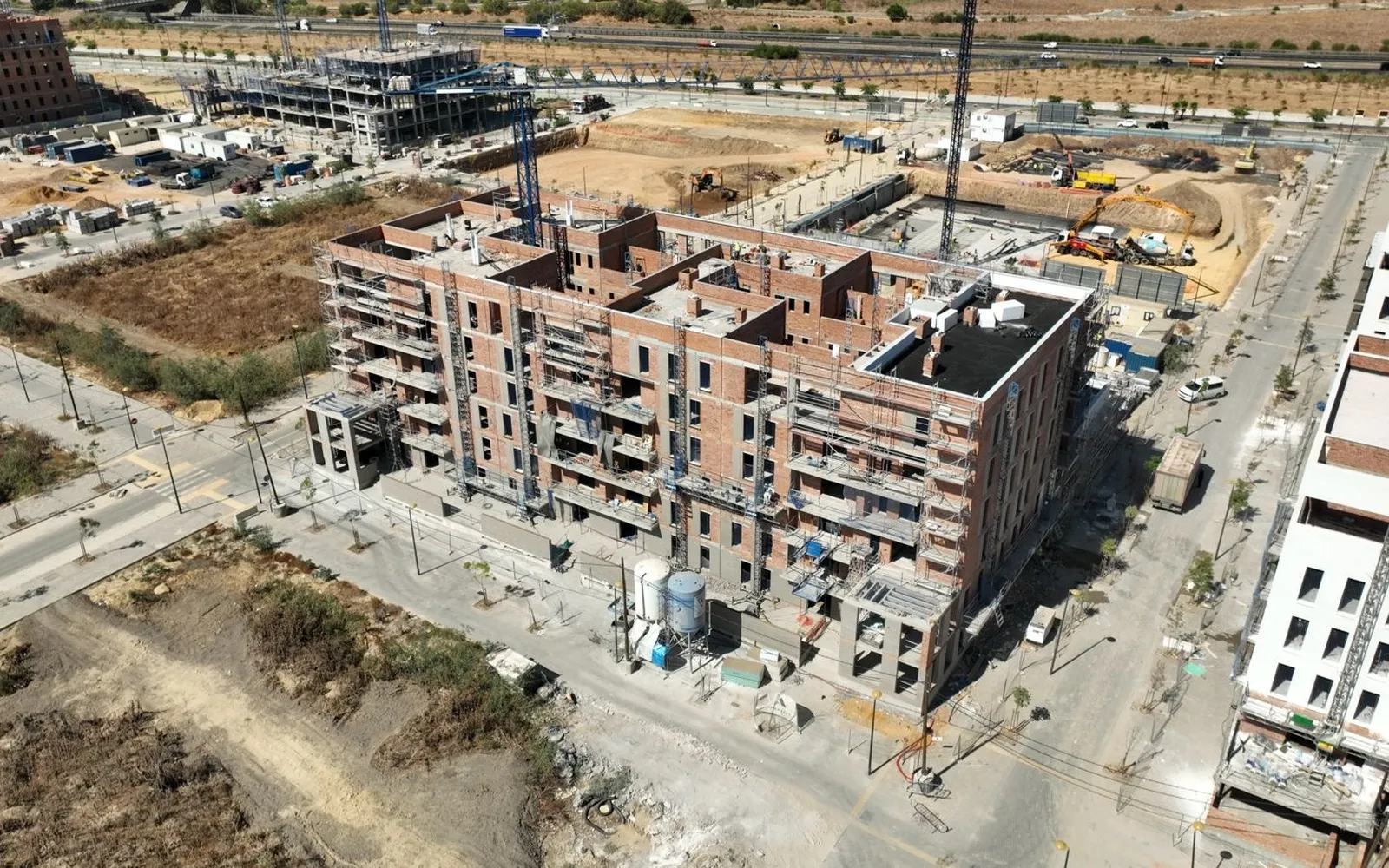Dónde colocar la cámara: la decisión que hace bueno o malo un timelapse de obra