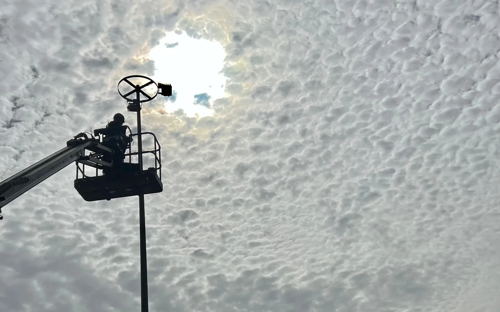 Instalación de cámara en una torre de iluminación
