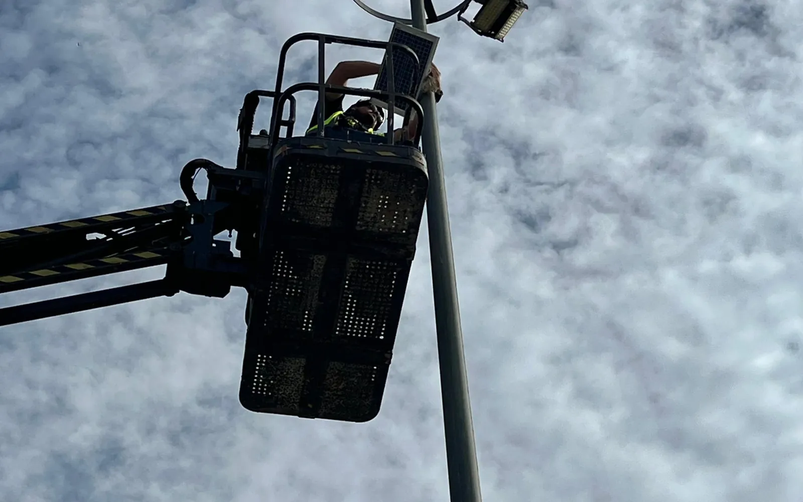 Plataforma elevadora junto al poste durante la instalación de una cámara