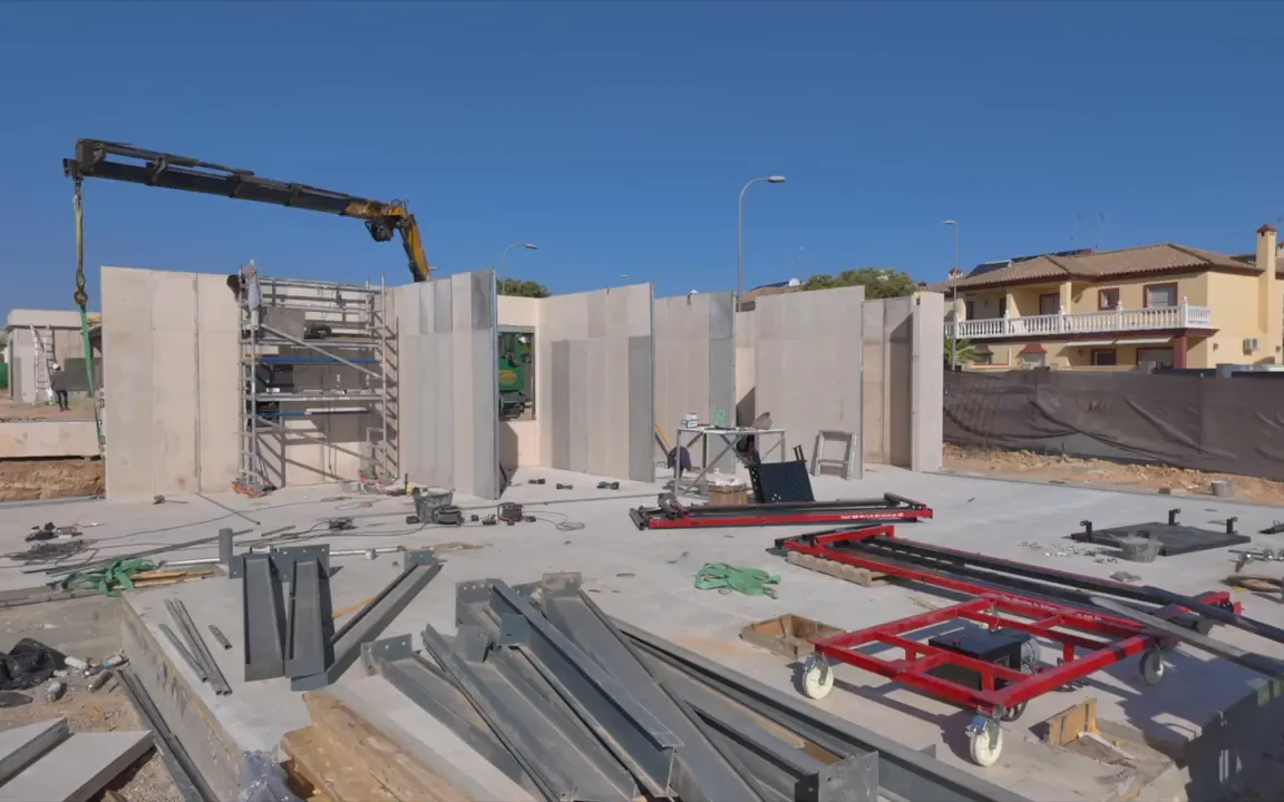 Acopio de paneles y material en una obra de vivienda