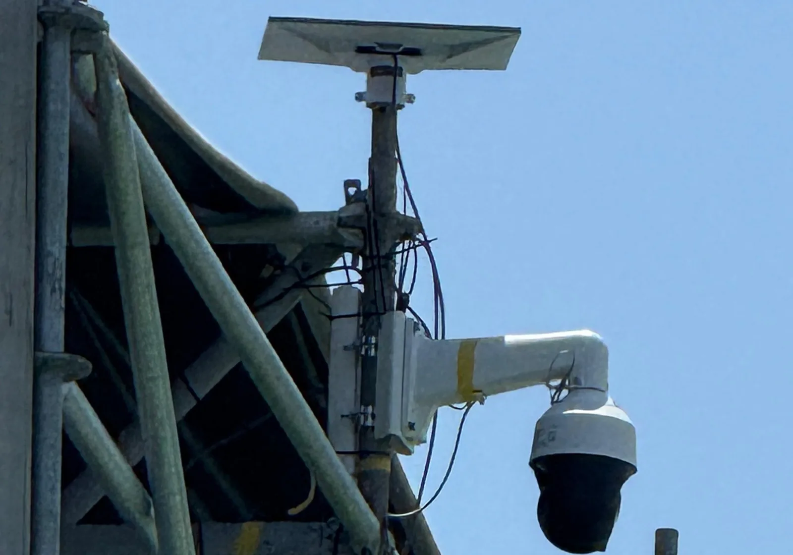 Cámara domo de vigilancia y antena Starlink en una obra